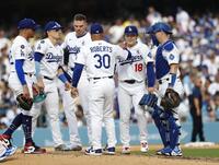 　４回途中、ロバーツ監督（３０）に交代を告げられる山本（１８）＝共同