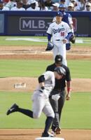 　３回、ライス（手前）に２ランを浴びた山本（共同）