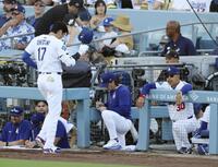 　６回、三ゴロに倒れベンチに戻る大谷。右はロバーツ監督（共同）