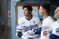 　８回、二ゴロに倒れベンチに戻った大谷（共同）