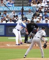 　１回、空振り三振に倒れた大谷。投手ヤーブロー（共同）