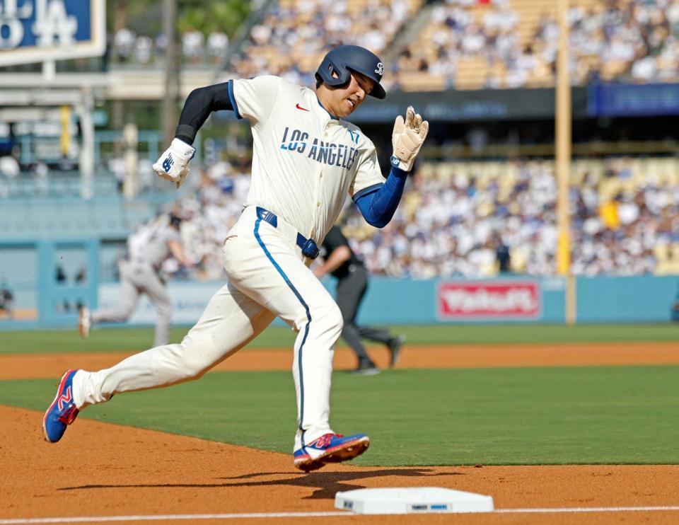 　１回、スミスの適時打で三塁を回り生還するドジャース・大谷（共同）