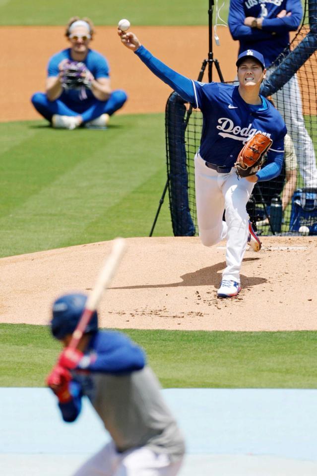 　実戦形式の練習に登板した大谷（共同）