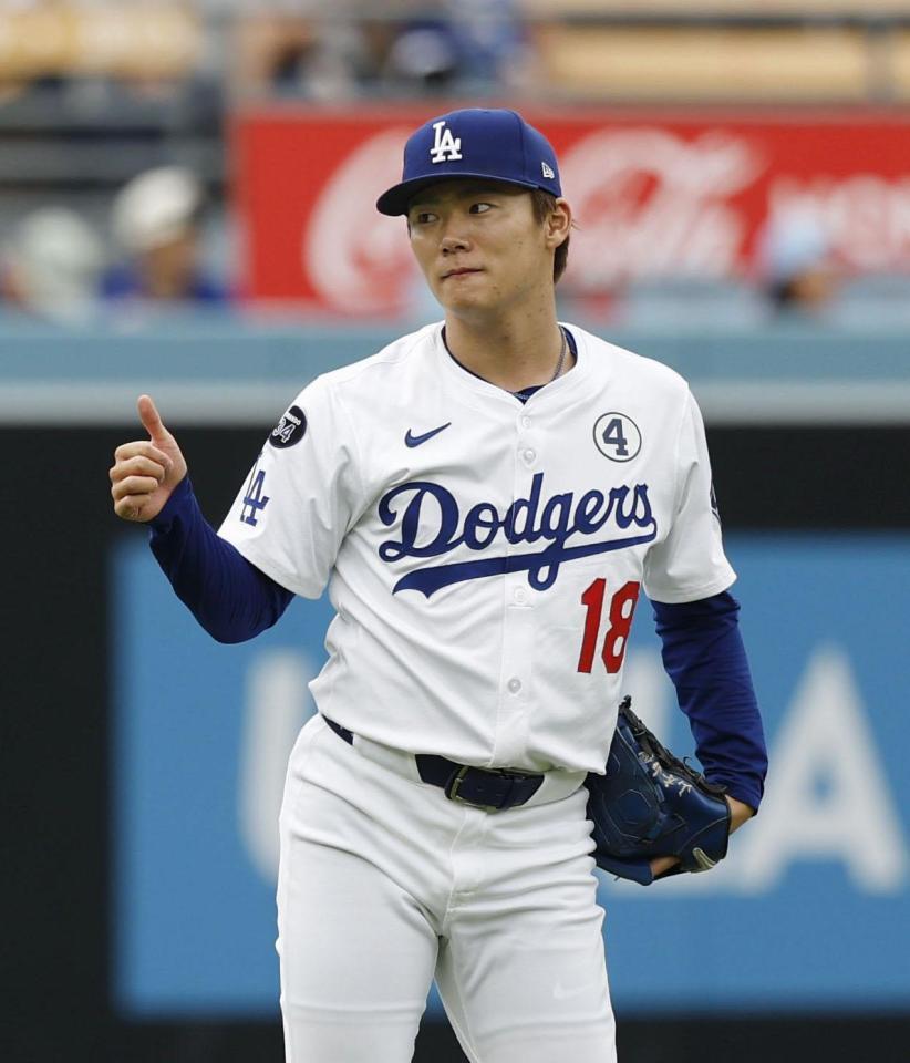 　試合前のキャッチボールで親指を立てる山本（共同）