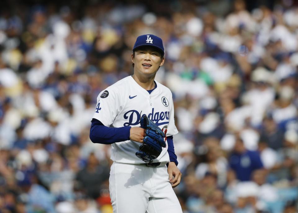 　３回を投げ終え、ベンチに戻る山本（共同）