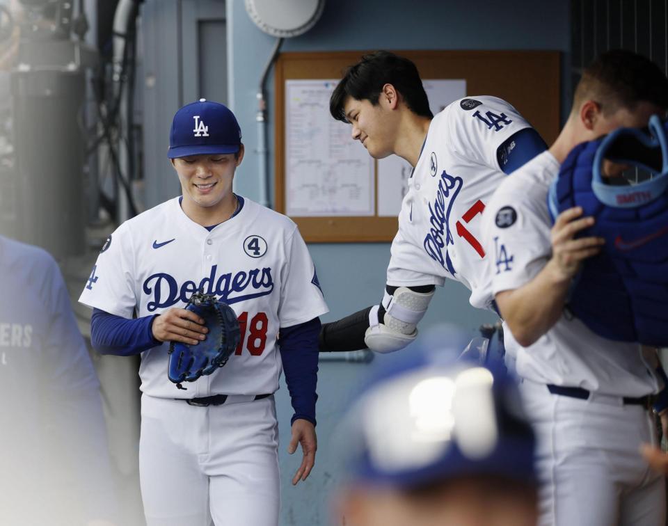 　３回を投げ終え、ベンチで大谷（右）に迎えられる山本（共同）