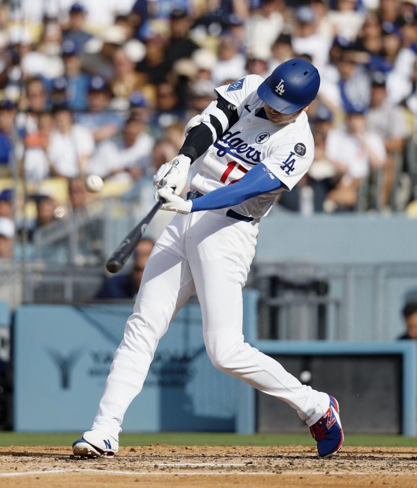 　３回、中飛に倒れる大谷（共同）