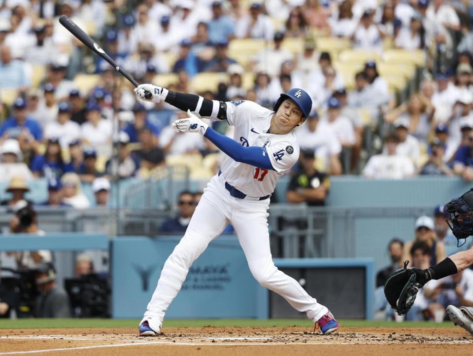 　１回、空振り三振に倒れる大谷（共同）