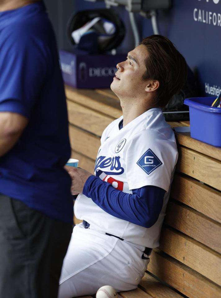 　４回途中に降板し、ベンチに座る山本（共同）