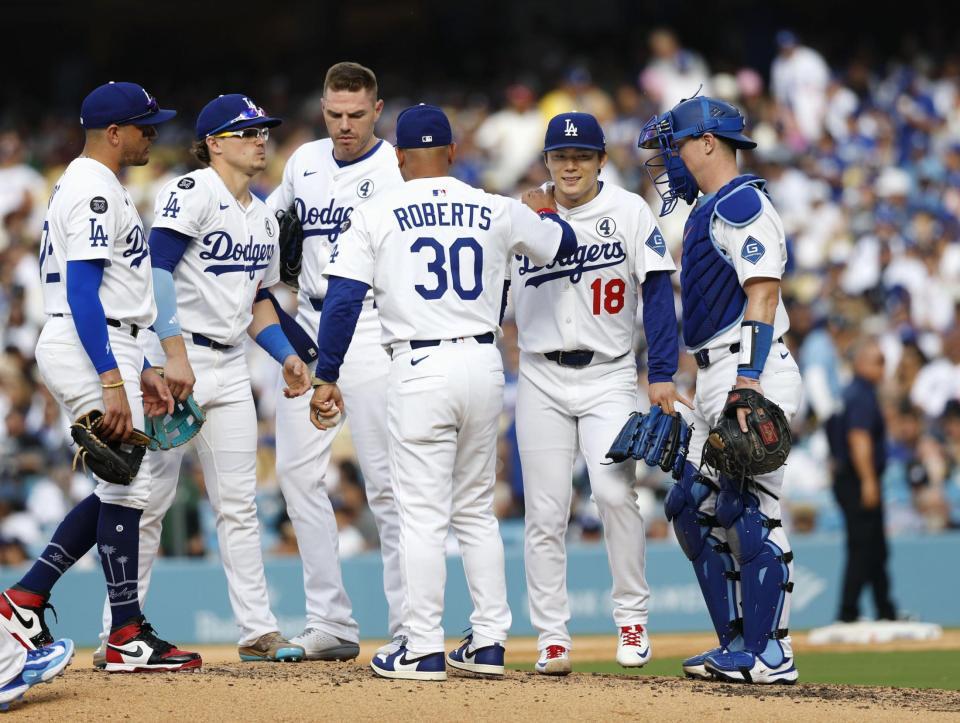 　４回途中、ロバーツ監督（３０）に交代を告げられる山本（１８）＝共同