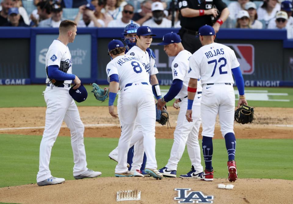 　４回途中、ロバーツ監督（右から２人目）に交代を告げられる山本（中央）＝共同