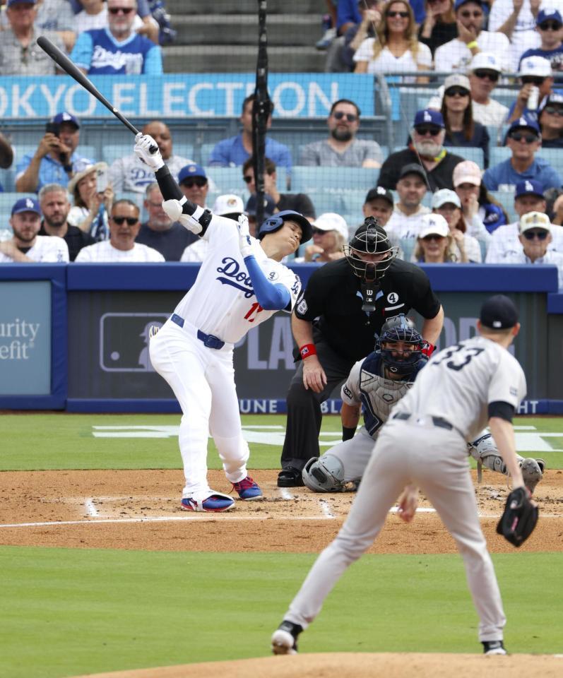 　１回、空振り三振に倒れた大谷。投手ヤーブロー（共同）