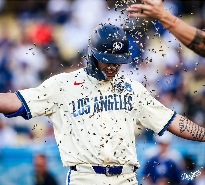 　メジャー初本塁打を放ち、〝ヒマワリの種シャワー〟で祝福されるラッシング＝５月３１日（ロサンゼルス・ドジャース提供）