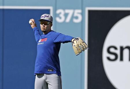 　キャッチボールする千賀（共同）