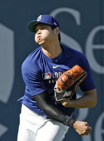 　キャッチボールする大谷（共同）