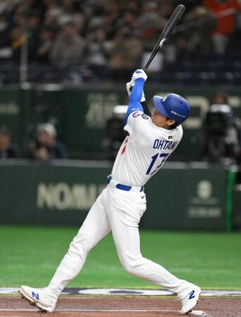 【動画】夜空に吸い込まれた大谷の完璧な一撃　ゆっくり確信歩きで打球の行方を追う