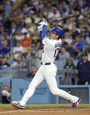 　７回、23号ソロを放つ大谷（共同）