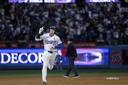 　７回、23号ソロを放ち塁を回る大谷（共同）