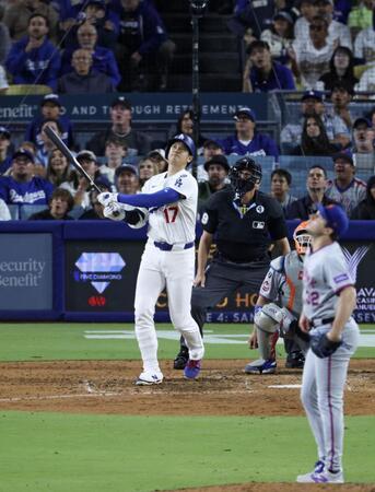 　７回、23号ソロを放つ大谷（共同）