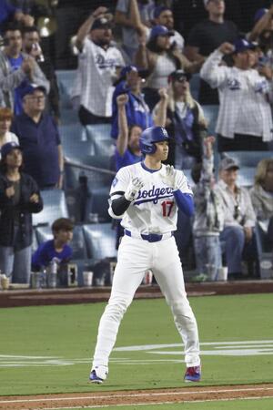 　メッツ戦の９回、左犠飛を放ち、手をたたく大谷（共同）