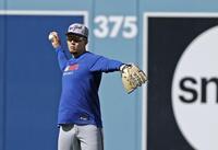 　キャッチボールする千賀（共同）