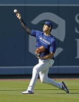 　キャッチボールする大谷（共同）