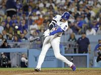 　２３号ソロを放つ大谷（提供・共同通信社）　