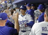 　７回、23号ソロを放ち、ベンチで迎えられる大谷（共同）