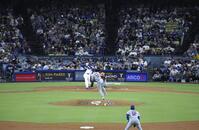 　７回、23号ソロを放つ大谷。投手クラニック（共同）