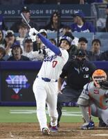 　７回、23号ソロを放つ大谷（共同）
