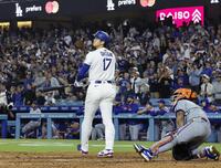 　メッツ戦の９回、左犠飛を放つ大谷（共同）