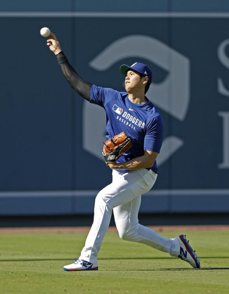 　キャッチボールする大谷（共同）