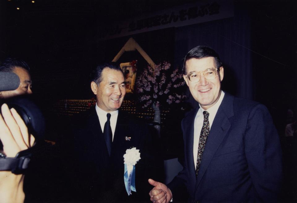 　ドジャース元オーナーのピーターオマリー氏（右）と長嶋茂雄さん