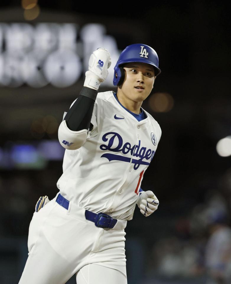 　７回、23号ソロを放ち塁を回る大谷（共同）
