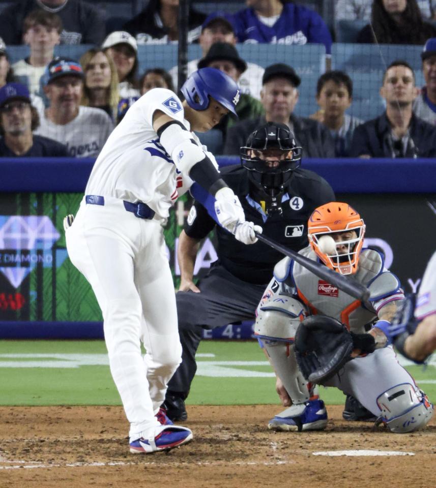 　７回、23号ソロを放つ大谷（共同）