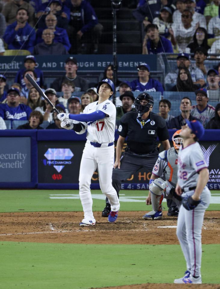 　７回、23号ソロを放つ大谷（共同）