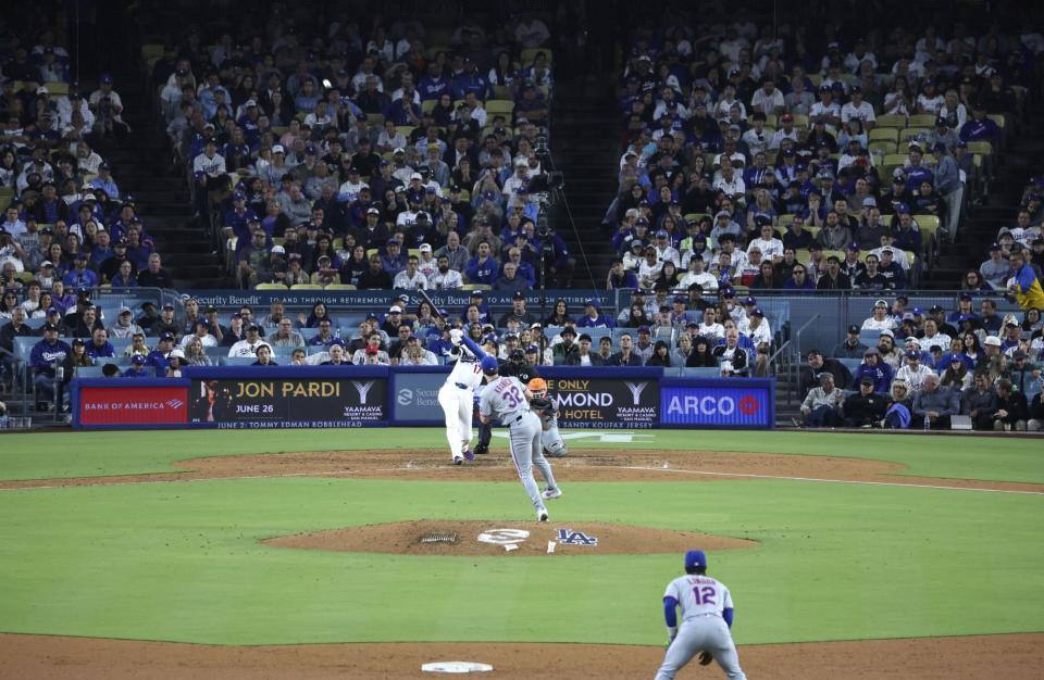 　７回、23号ソロを放つ大谷。投手クラニック（共同）