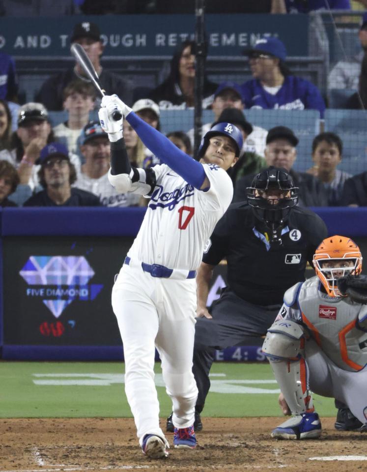 　７回、23号ソロを放つ大谷（共同）