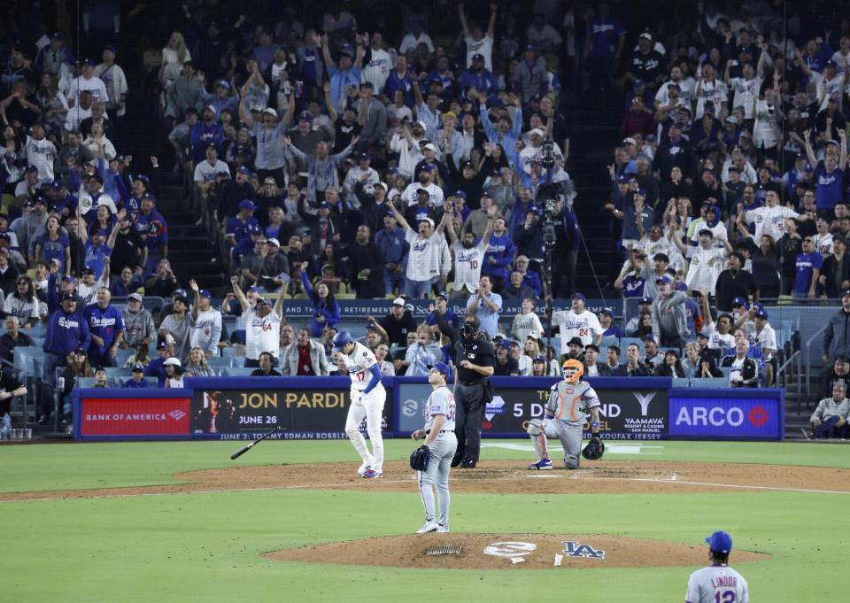 　７回、23号ソロを放ち、ゆっくりと走り出す大谷と喜ぶファン（共同）