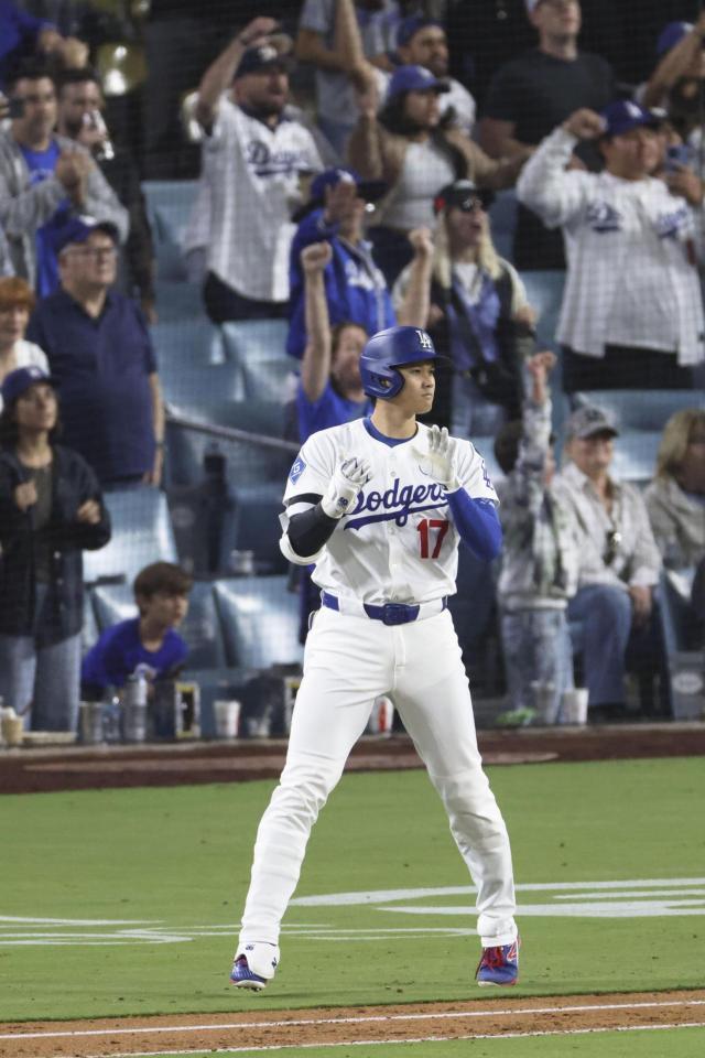 　メッツ戦の９回、左犠飛を放ち、手をたたく大谷（共同）