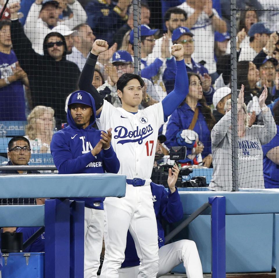 　メッツ戦の10回、パヘスの適時打を喜ぶ大谷（17）＝共同