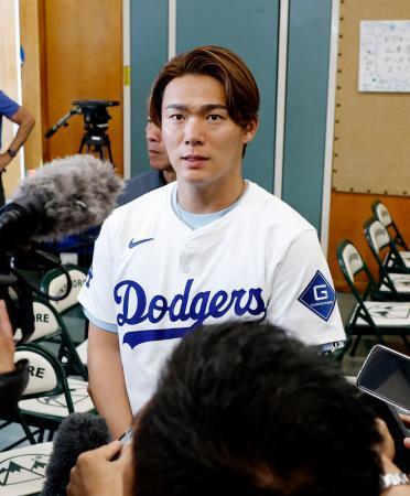 　取材に応じる米大リーグ、ドジャースの山本由伸投手＝３日、ロサンゼルス郊外（共同）
