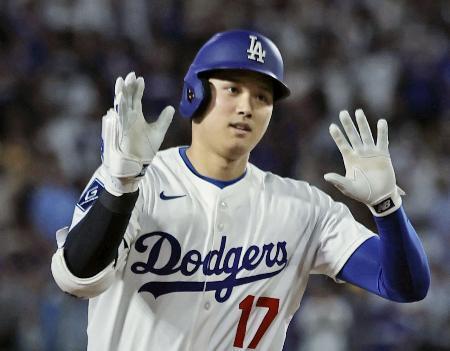 　５月３０日、米大リーグのヤンキース戦でこの試合２本目の本塁打となる２２号ソロを放ったドジャース・大谷翔平＝ロサンゼルス（共同）