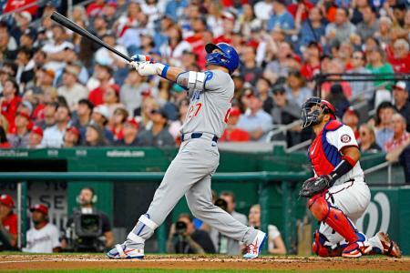 　ナショナルズ戦の５回、中犠飛を放つカブス・鈴木＝ワシントン（イマジンイメージズ・ロイター＝共同）
