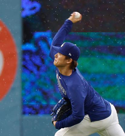 　キャッチボールするドジャース・山本＝ロサンゼルス（共同）