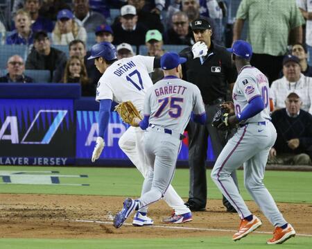 　８回、後続のゴロで三本間に挟まれ、カバーに入った投手ギャレット（７５）にタッチされた三走の大谷（左）＝共同