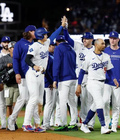 　メッツに勝利し、サヨナラ打のフリーマン（右から３人目）とタッチを交わすドジャース・大谷＝ロサンゼルス（共同）