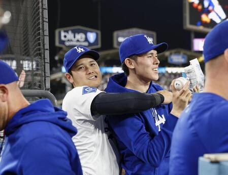 　メッツ戦の９回、マンシーが同点ソロを放ち、佐々木（右）に抱きついて喜ぶドジャース・大谷＝ロサンゼルス（共同）