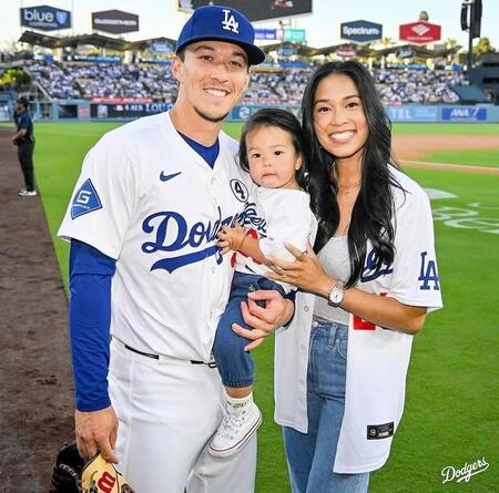 始球式を行ったイーライ君を抱っこしたエドマン、クリステン夫人（ロサンゼルス・ドジャース提供） 