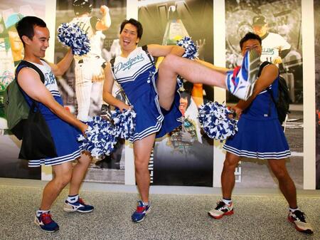 　新人恒例の仮装でチアガールに扮しポーズをとるドジャース時代の前田（中央）とアイアトン通訳（左）＝２０１６年